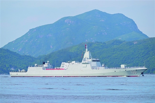 ●延安舰,舷号106,是我国完全自主设计建造的055型导弹驱逐舰,最大排水量超过1万吨,因此也被称为“万吨大驱”。该型舰具有隐身性强、适航性好、续航时间长、自动化水平高等特点,综合作战能力达到世界先进水平。作为一艘以我国革命圣地延安命名的“红色战舰”,延安舰始终敢为人先、攻坚克难,先后圆满完成重大演训任务20余次。